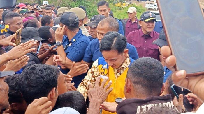 Warga Rendu Kecewa Tak Bisa Berdialog dengan Wapres Gibran di Waduk Lambo, Nagekeo NTT   Artikel ini telah tayang di Tribunflores.com dengan judul Warga Rendu Kecewa Tak Bisa Berdialog dengan Wapres Gibran di Waduk Mbay, Nagekeo NTT